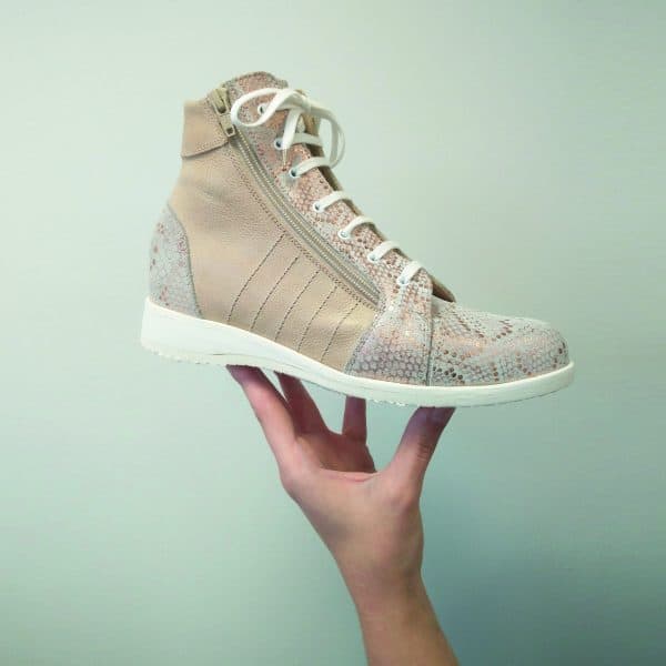 uw schoen op handen gedragen